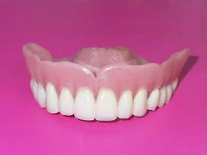 Ai là phù hợp với hàm răng giả acrylic