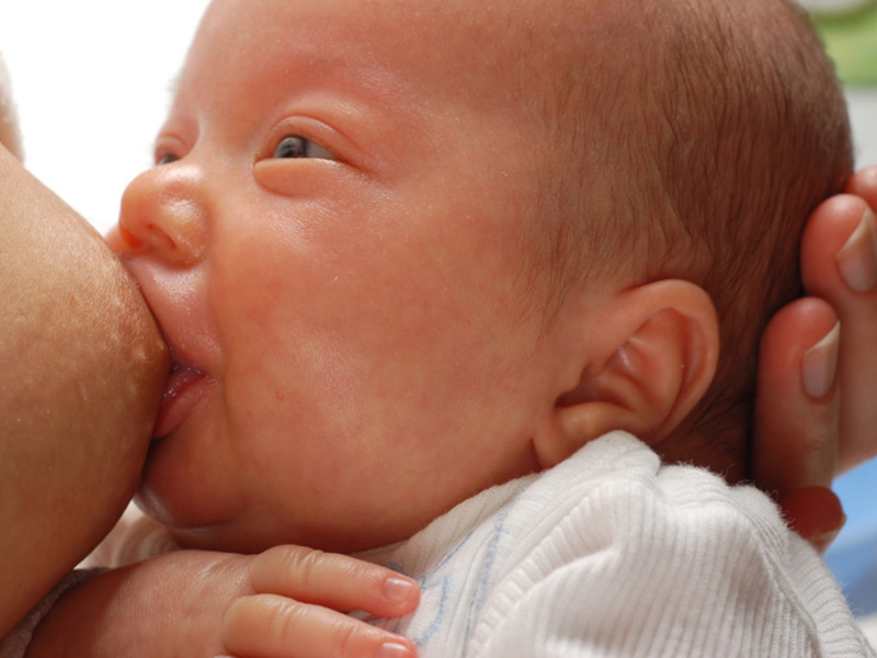 Những hành động nào mẹ nên làm trước khi cho trẻ sơ sinh Mô tả các hành động chuẩn bị trước khi cho trẻ ăn