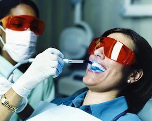 Laser làm trắng răng